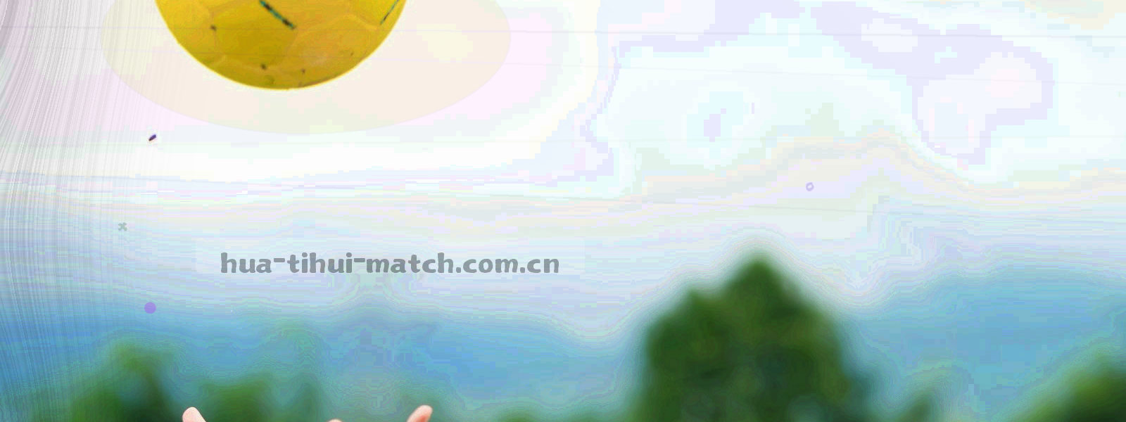 夜间球场灯带与网格线叠加的横向氛围图，色调偏墨蓝与荧光青